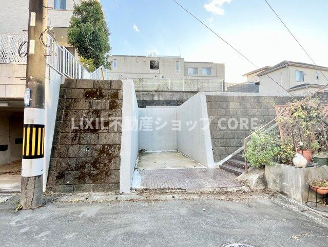 前面道路は閑静な住宅地をはしる車通りの少ない道路。お車の出し入れが苦手なママや小さなお子様にも安心　