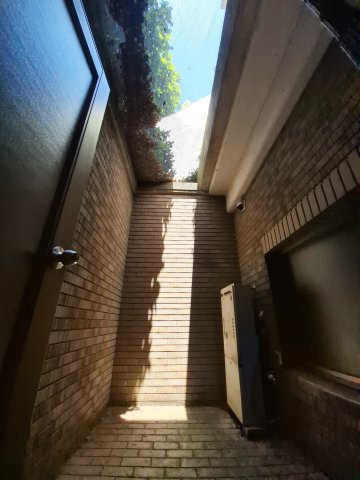 お風呂横にあるドライスペースです。人の目線が無いので、窓を開けて換気しても大丈夫です