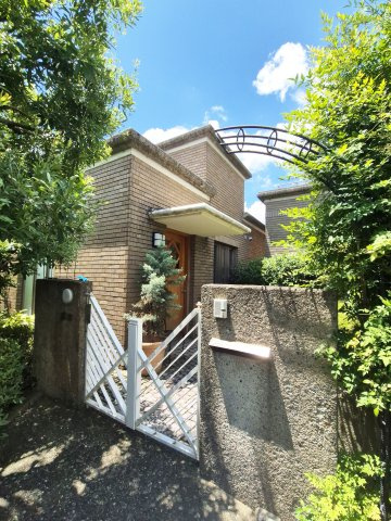 著名な建築家により設計された邸宅です♪