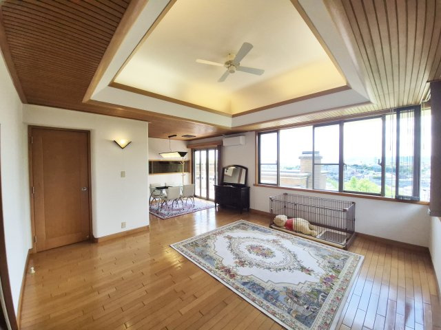 天井が高く、窓も大きく、部屋を明るく開放的へ