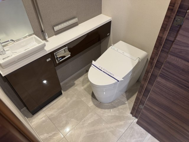 温水洗浄機能付タンクレストイレ　手洗い付