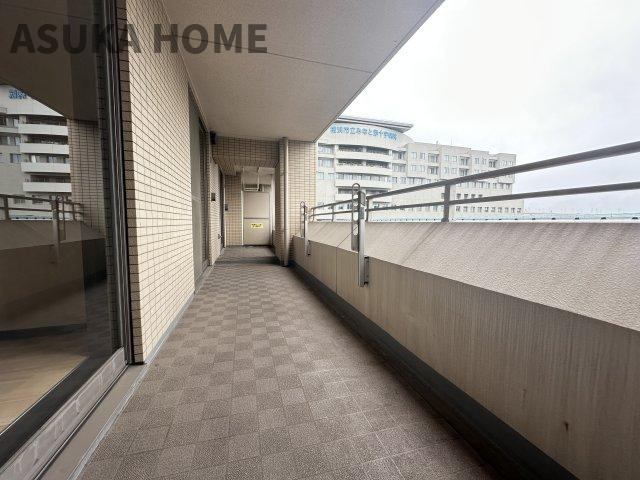 南東向きで陽当りの良いバルコニーは、風通りも良く洗濯物の渇きも早く家事の時短にもなりますよ。