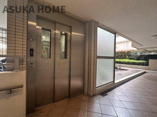 エレベーターを完備したマンションです。