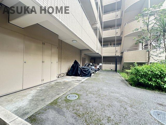 バイク置場の空き状況については、その都度、確認いたしますのでお気軽にお聞きください。