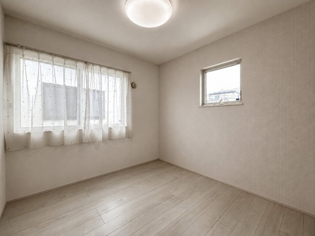 2階の洋室は、プライベート空間として使いやすい約4.5帖のお部屋です。2面採光により明るさを確保し、日中は自然光が心地よく差し込みます。子ども部屋や書斎、趣味のお部屋としても活用しやすいサイズ感です。