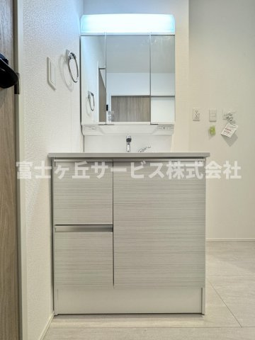 朝の身支度に便利な独立洗面台です