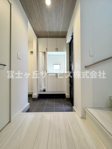 収納もある玄関です