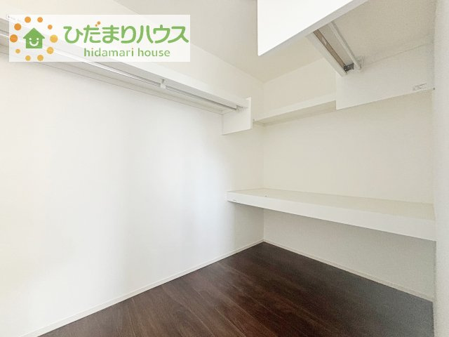 小物類から掃除機やシーズンオフの暖房器具といった大きいものまで1か所に収納できる、機能的な大容量ウォークインクローゼット付き(^^♪