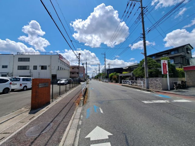 前面道路　12ｍ公道　抜け感があり、日当たり良好。