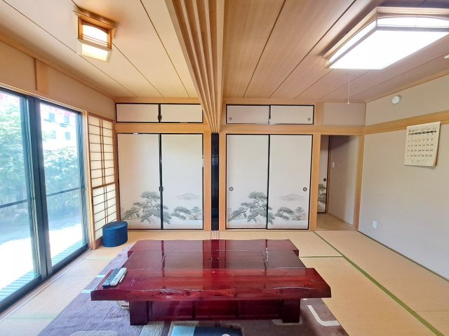 純和風の二間に仕切れる空間は、お客様の接客、商談等にも適しています。欄間もオーナー様こだわりのポイントです。