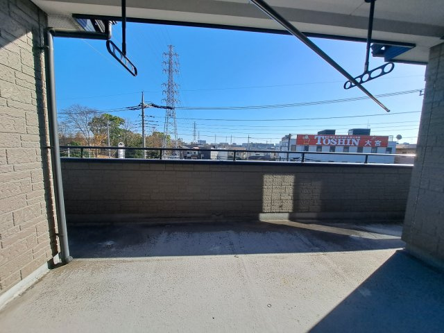 広い屋根付きのバルコニーで、洗濯物も布団もゆったり干せます。