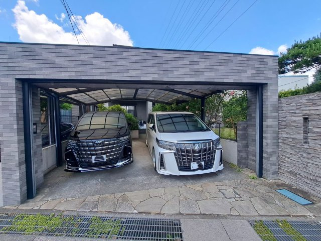 高級感のあるオシャレな玄関。防犯対策もしっかりしております。車をお持ちの方に嬉しい駐車場付きの物件です