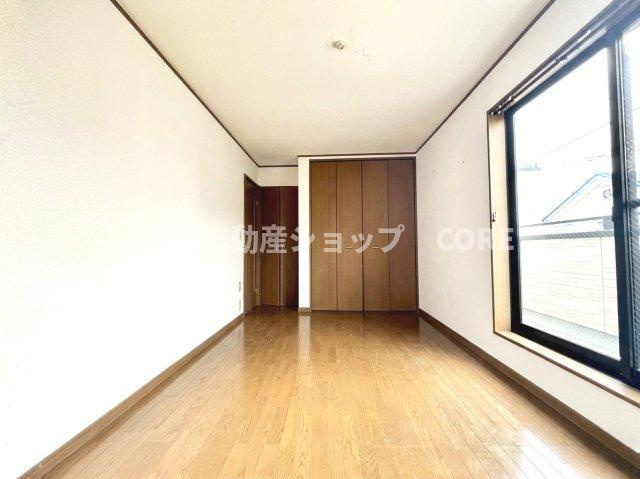 大きな窓からは快適な光を取り入れ、通気性能を上げる事で居心地の良い空間を演出します。