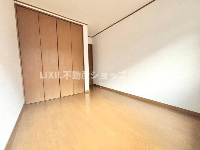 床材や建具は家具にも合わせやすい落ち着いた色合いになっております。
