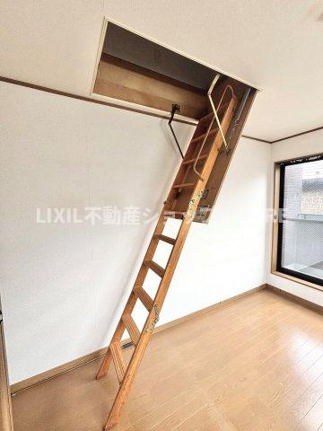 小屋裏収納付き！日常では滅多に使用しないけれど、捨てられない大切な物を一挙にまとめて収納。