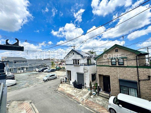 気持ちのいい空が見渡せる広いバルコニー。通風・採光にも優れ、心地よい光と風があふれています。