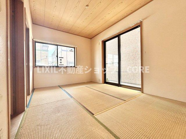 リビングの隣には和室を完備、客間や奥様の休憩場所としても活躍すること間違いなしですね。
