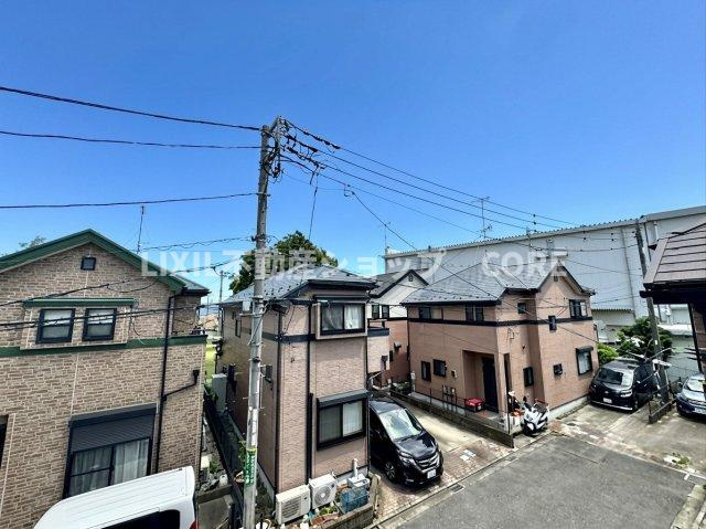 バルコニーからの眺望です。大きな空が見えて気持ちの良いお部屋です。