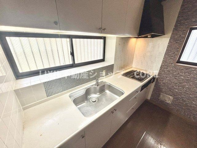 沢山の調理器具や調味料が収納でき、大きな流しもついてます　毎日のお料理が楽しみです。