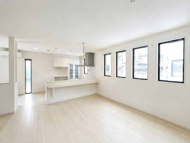 17.8帖LDK　窓の配置が多く採光性豊かなリビングです。キッチンとフリースペースからもリビングまでの視線が通る配置で常にご家族の顔が見れるリビングです♪※明るさ調整加工、家具修正加工をしております。