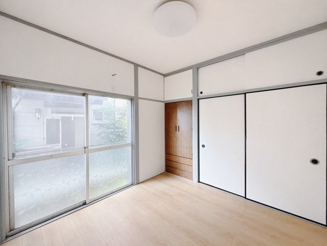 ■洋室｜心地よい日光が差し込む洋室。書斎や子供部屋など、多目的に活用できます♪