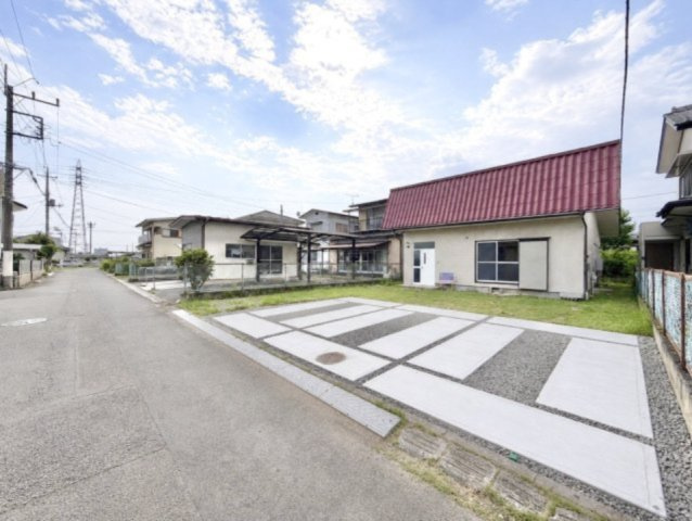 ■外観｜広々とした駐車スペースで楽々3台並列駐車可能！お買い物後もスムーズにお荷物を運べます♪