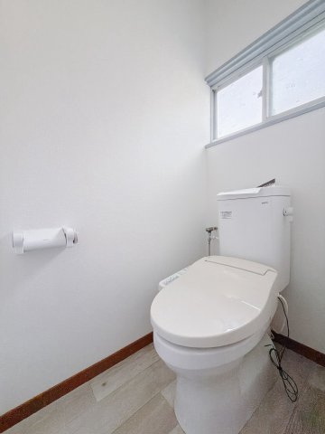 ■トイレ｜シャワー付きトイレを完備。自然光が入る落ち着いた空間です。ついつい長居してしまいますね♪