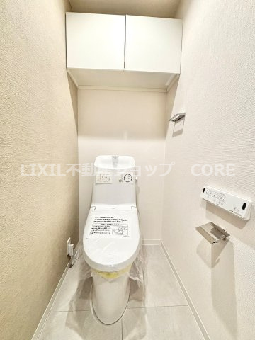そのゆったりとした空間には洗練されたデザインのウォシュレット付きトイレを装備！