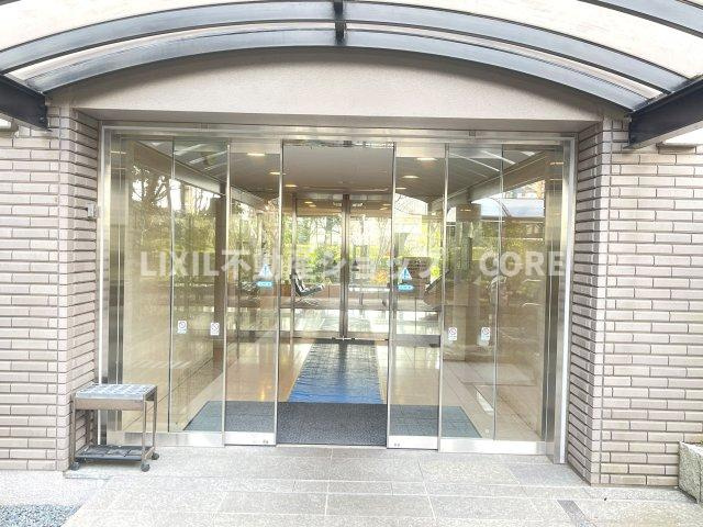 高級感あるエントランス部分になります。オートロックのマンションです。