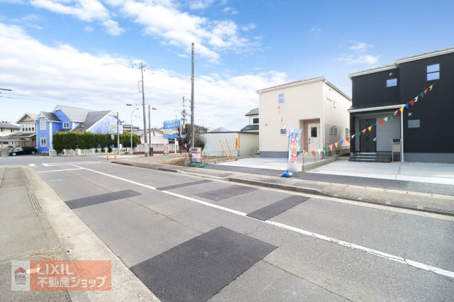 【前面道路】現地完成写真。道幅や駐車など、ご確認ください。