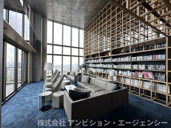 モダンな書棚が並ぶラウンジは、落ち着いた大人の空間。眺望と共に、読書や語らいを楽しめます。