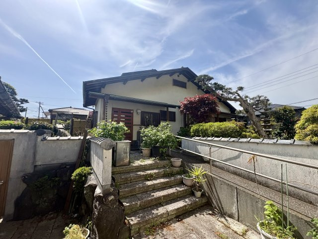 道路面より高くすることで、大雨のときの浸水リスクを抑えやすくなります。