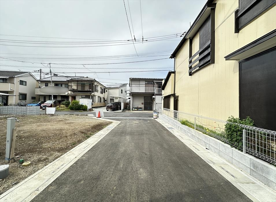 前面道路の様子　　4m道路に面しているので車の出し入れもスムーズ。
