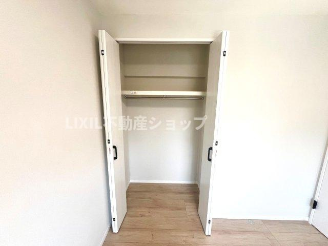 普段着やスーツはもちろんのこと、コート類などもしっかり掛けられます。
