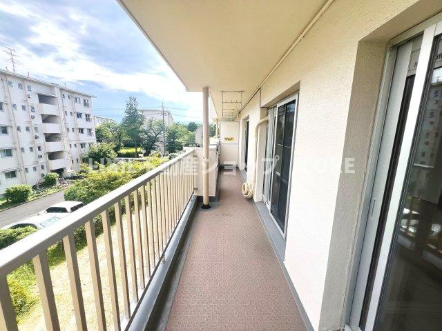 南に大きく面したバルコニーは太陽の温かな温もりをめいいっぱい受け止めてくれます。