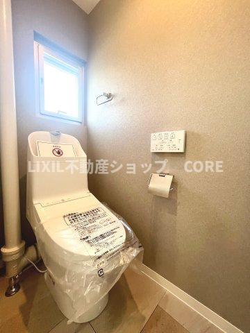 見た目もスッキリとしたデザインのトイレには温水洗浄暖房便座付き。