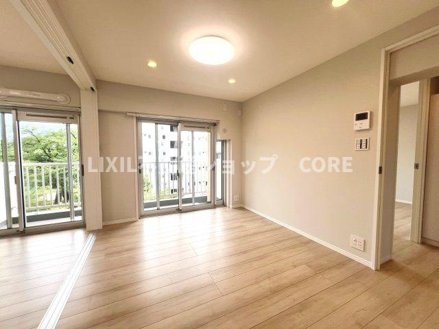 ＬＤＫのメインとなる大きな窓。大きめの開口部から暖かい日差しが長い時間射し込みます。