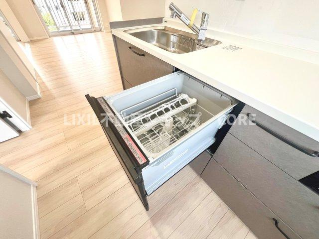 食器洗乾燥機付きで家族の食器もピカピカ。忙しい奥様には欠かせないアイテムのひとつ！！