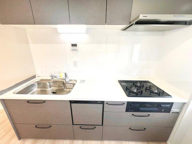 沢山の調理器具や調味料が収納でき、大きな流しもついてます　毎日のお料理が楽しみです。