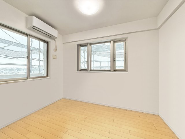 7帖洋室です。2面採光で北部屋ですがとても明るいですよ♪　