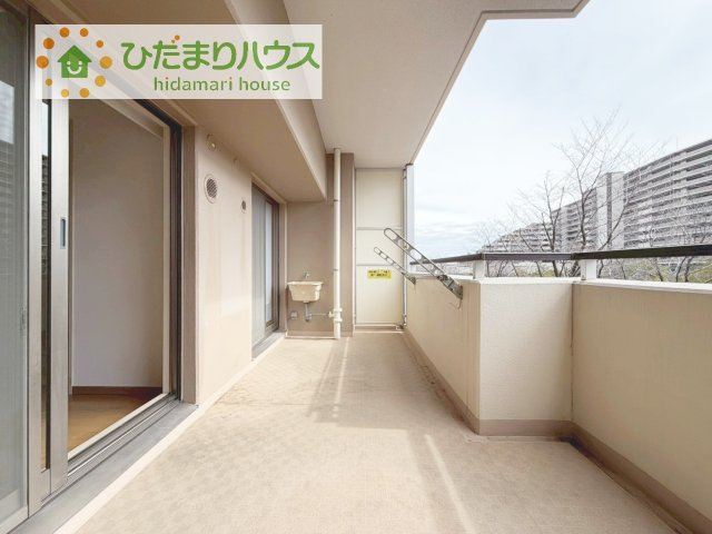 広々としたバルコニー。お洗濯物もぜーんぶ干せちゃいます！！