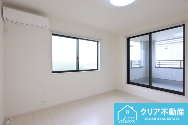 バルコニー付きの居室は大きな窓で明るく気持ちいい♪