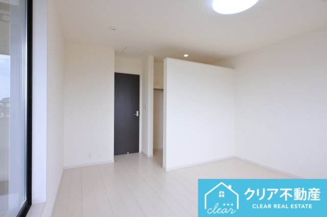 ウォークインクロークは使いやすいのに外から見えづらくお部屋もスッキリ♪