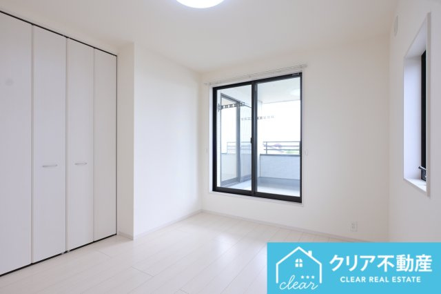 大きな窓と大きなウォークインクローゼットが特徴的な居室です♪