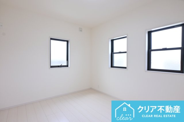 北東側でも複数の窓で明るい居室です♪