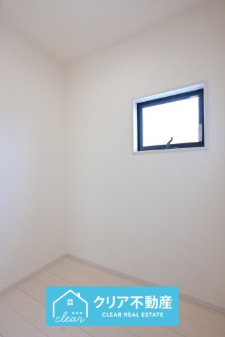 階段上の納戸は家族みんなの収納として使えたり、小さな遊びスペースにも◎
