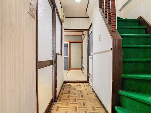 玄関入ってすぐの廊下です。