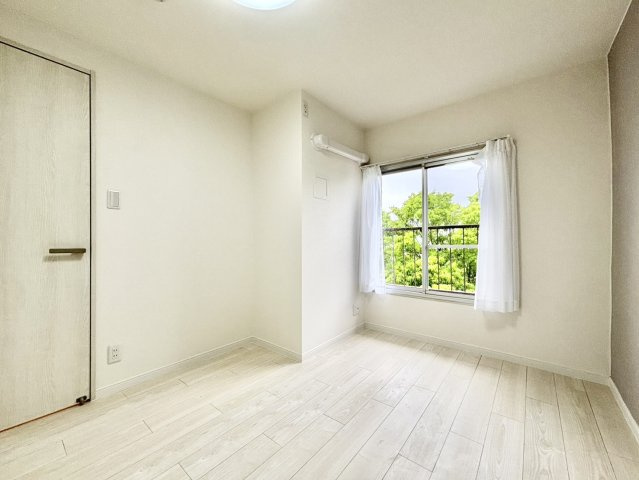 ◆柔らかい陽光が差し込む明るいお部屋を演出する設計。彩光の取れる窓が気持ちの良いお部屋を創り上げます。　【モデルルーム】