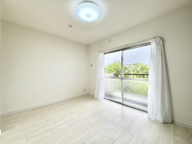 ◆気持ちの良い風が室内へ入り込む居室。家具を配置しても広々ご利用いただけます！！　【モデルルーム】
