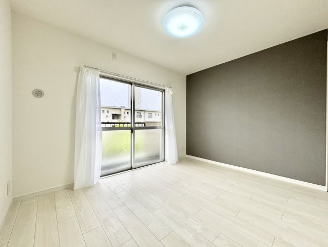 ◆大きな窓からたっぷりの自然光が入り、開放感あふれる住空間を演出。日中は照明いらずの明るさを感じられます。　【モデルルーム】